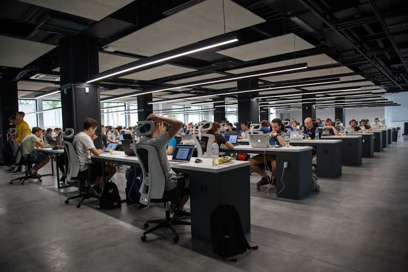 Despidos masivos en tech y nuevas contrataciones: la paradoja de 2026