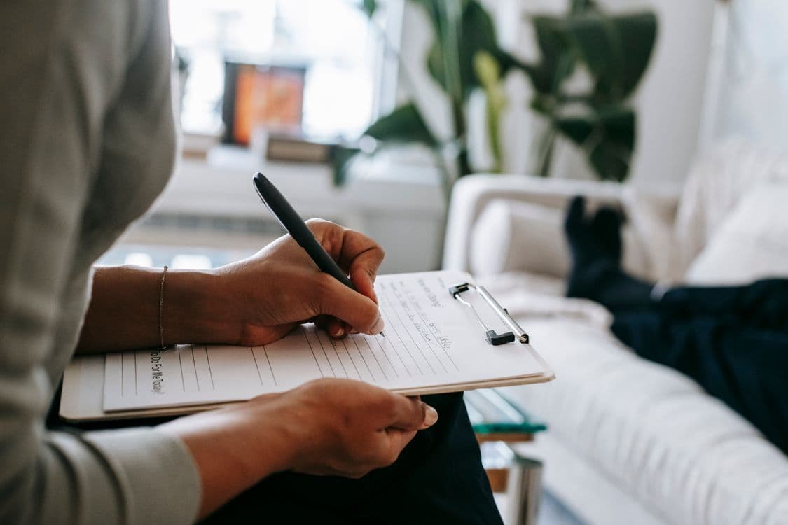 Cómo ganar dinero con IA: guía para freelancers en 2026