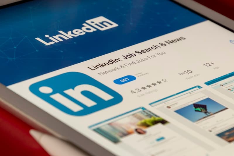 LinkedIn revoluciona la publicidad con 5 herramientas de IA para pequeños anunciantes