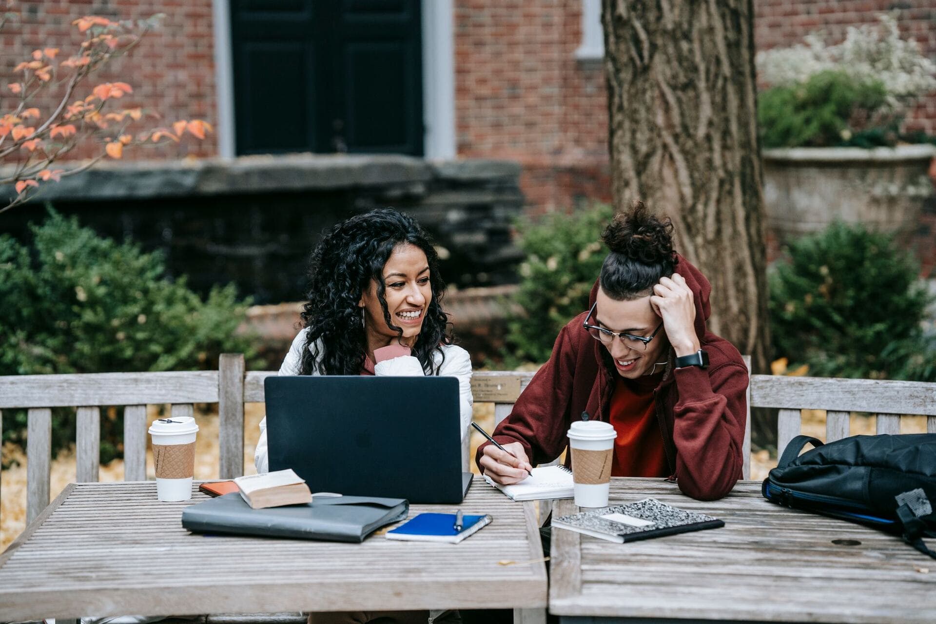 Estudiantes aprendiendo juntos con una laptop